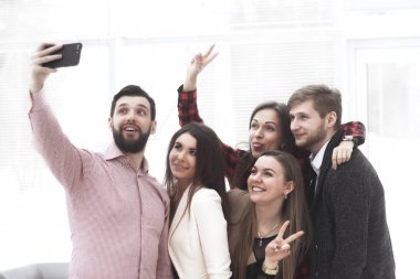 yaratıcı iş grubu selfies modern bir ofiste alır.