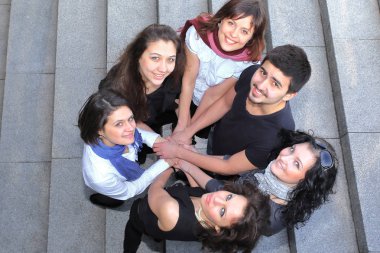 mutlu grup öğrenci merdivende daimi
