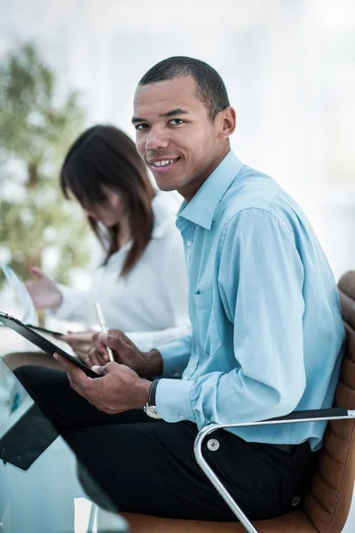 Framgångsrika unga affärsmän med finansiella dokument — Stockfoto