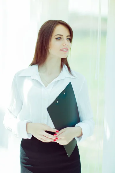 Porträt einer modernen Geschäftsfrau mit Dokumenten. — Stockfoto
