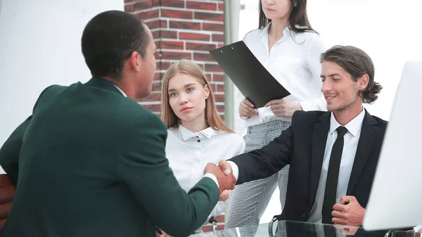Business Partner Shake Hands on meetinig nel moderno edificio per uffici — Foto Stock
