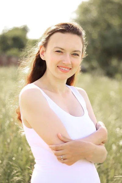 Retrato de uma jovem mulher moderna ao ar livre — Fotografia de Stock