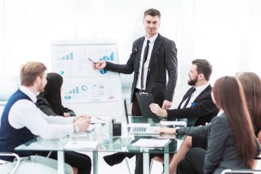  iş takım yeni bir mali proje bir sunum şirketin iş ortakları için verir.