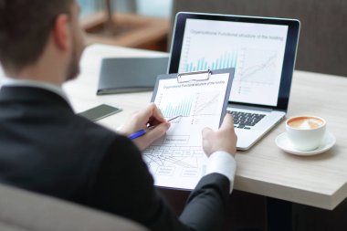 closeup.businessman masa başında oturan mali belgelerin incelenmesi