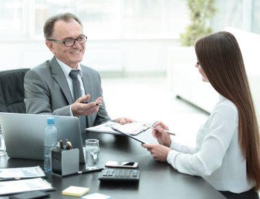 genç asistanı resepsiyonda konuşan üst düzey iş adamı