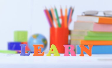 kelime öğrenmek okul malzemeleri arka plan üzerinde