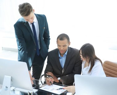 ofiste finansal belgeler ile çalışan işçilerin.