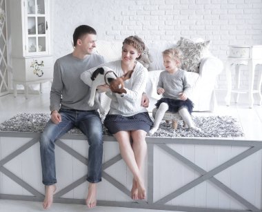 Anne ve küçük kız bir köpekle oynamayı