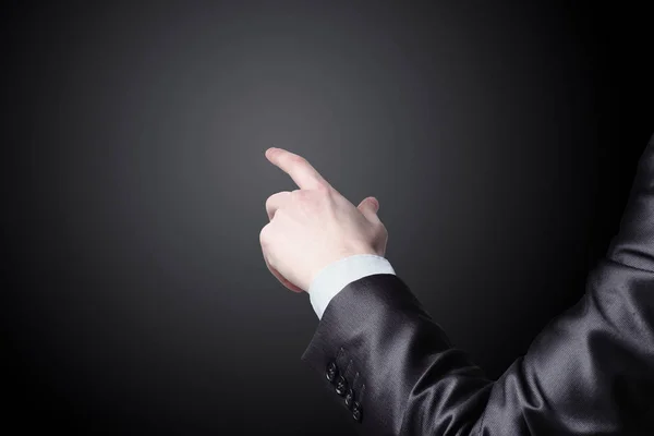 Бизнесмен, жест, палец, виртуальная кнопка нажмите на черном фоне — стоковое фото