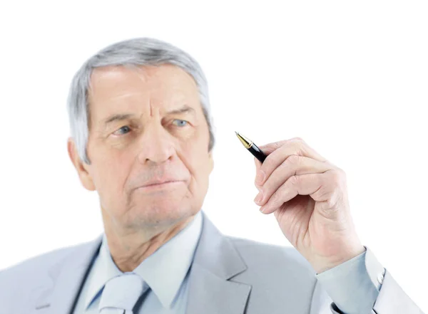 Netter Geschäftsmann im Alter, schreibt einen Stift in die Luft. isoliert auf weißem Hintergrund. — Stockfoto