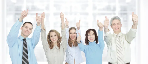 Grupo bem sucedido de empresários levanta as mãos no escritório — Fotografia de Stock