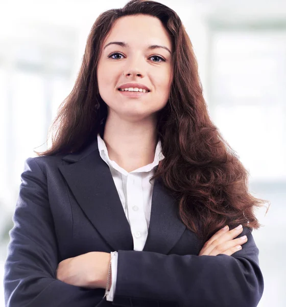 Retrato de una linda joven mujer de negocios sonriendo, en la oficina —  Fotos de Stock