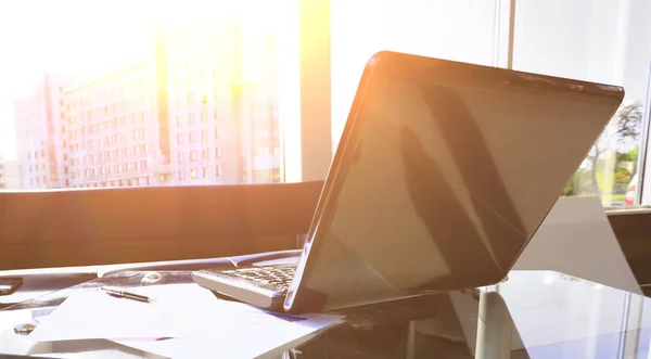 Área de trabalho moderna mesa de escritório em casa com laptop e equipamentos no escritório — Fotografia de Stock