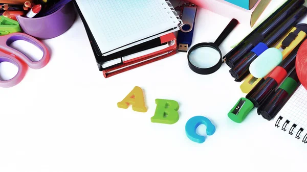 Acessórios de escritório e estudante em um branco. Voltar ao conceito de escola . — Fotografia de Stock