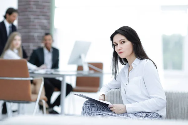 Femme d'affaires exécutive avec des documents sur le fond du bureau — Photo