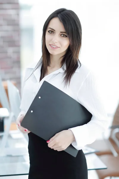 Rum Executive business kvinna med dokument på bakgrunden av kontoret. — Stockfoto