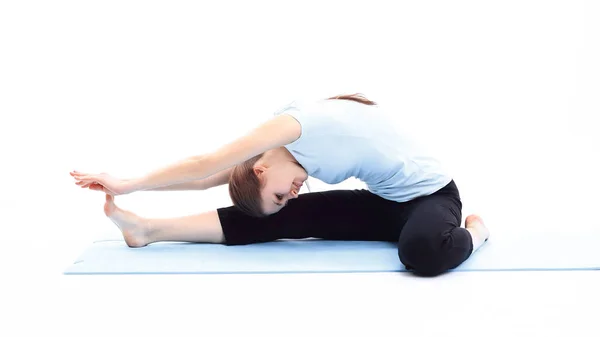 Fitnesstrainer doen uitrekkende oefening van de spieren. — Stockfoto