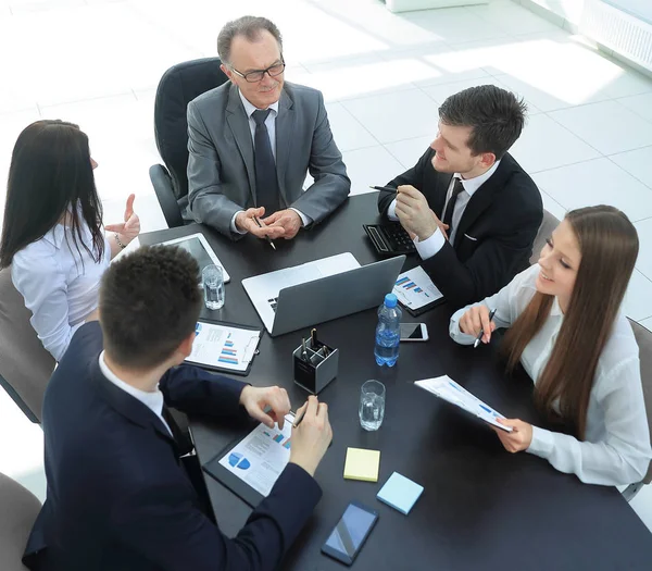 Desde la parte superior view.business equipo discutir un problema con un negocio . — Foto de Stock