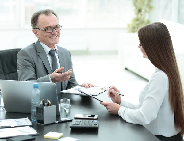 genç asistanı resepsiyonda konuşan üst düzey iş adamı