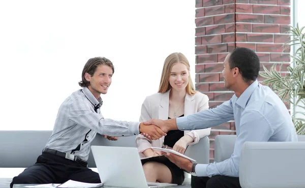 Socios comerciales internacionales estrechando la mano en la reunión en la oficina — Foto de Stock