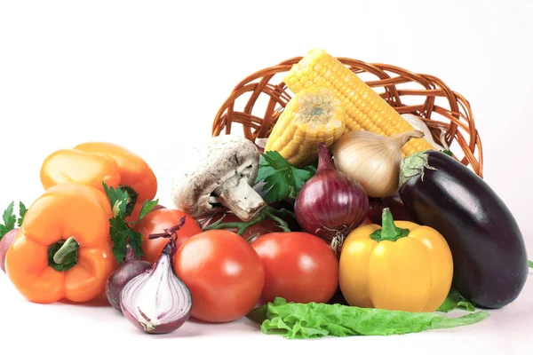 Grzyby i wiele świeżych warzyw w basket.i wiklina — Zdjęcie stockowe