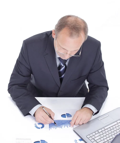 Nahaufnahme. Geschäftsmann sitzt an seinem Schreibtisch — Stockfoto