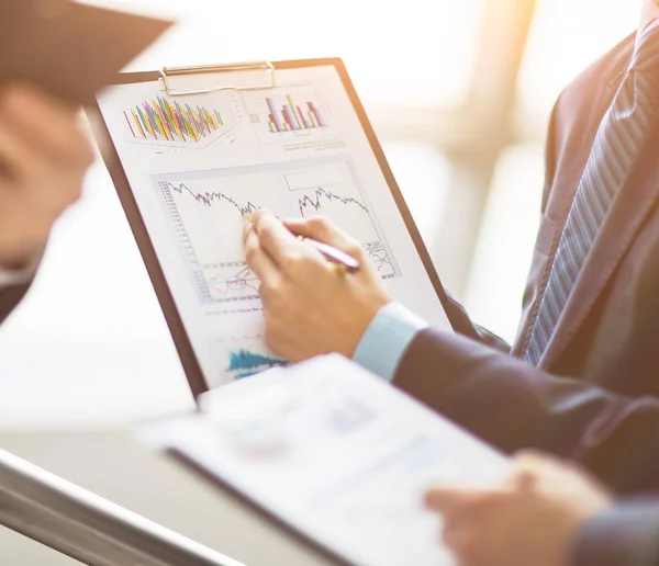 Beeld van zakenmensen die hun ideeën in functie bespreken — Stockfoto