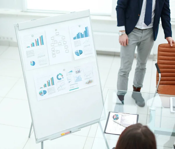 Flipchart mit Marketingplan in der Mitte des Büros — Stockfoto