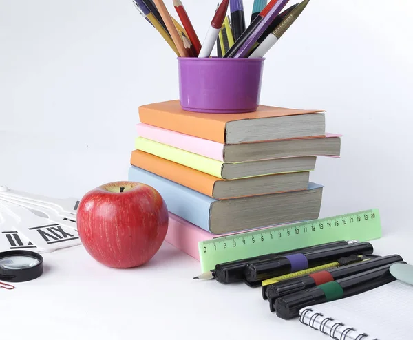 Boeken en een verscheidenheid van office supplies op witte achtergrond .phot — Stockfoto