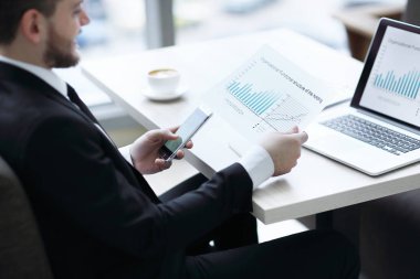 Close-Up Yöneticisi mali belgeleriyle çalışma