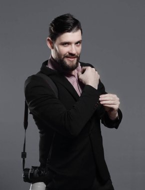 kamera ile profesyonel fotoğrafçı bir cufflink.isolated gri arka plan üzerinde ayarlama