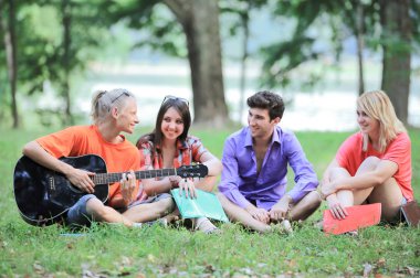 şehirde Park dinlenme öğrenci grubu