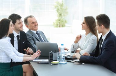 ofiste masada konuşurken iş arkadaşları