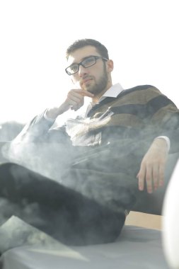 up.businessman bir sigara ile bir kahve molası sırasında kapatın.