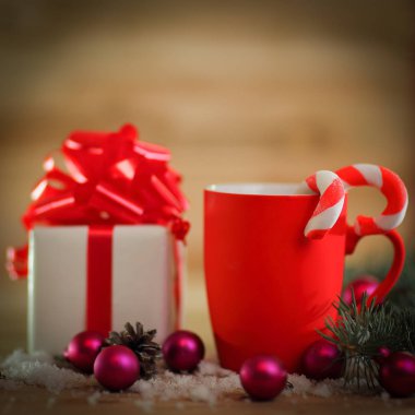 Noel kartı. Yılbaşı kupası ve Noel hediyesi.