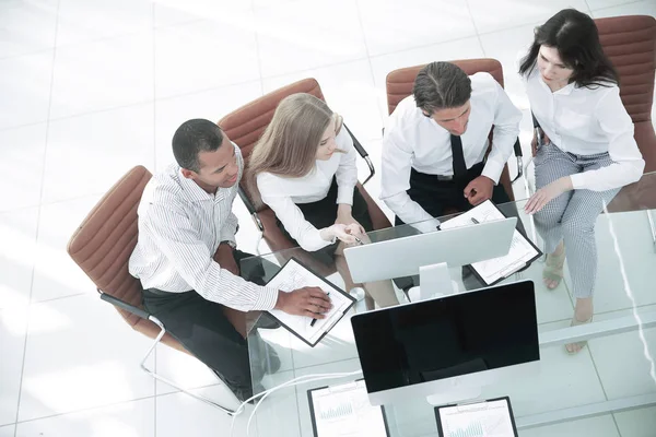 Equipo de negocios discutiendo un concepto de negocio document.the. — Foto de Stock