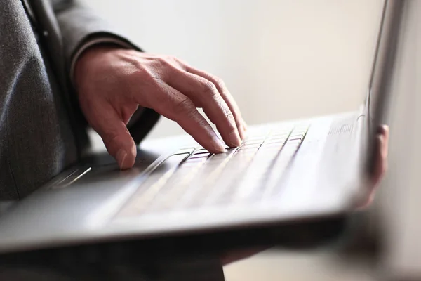 Cerrar up.hand hombre de negocios en el ordenador portátil keyboard.isolated en borrosa — Foto de Stock
