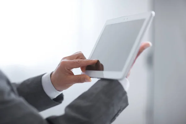 De cerca. una mano mans presiona la pantalla de una tableta digital — Foto de Stock