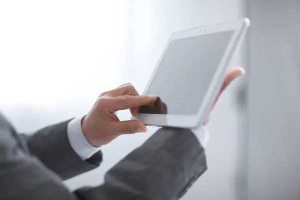 Close-up. een mans hand persen het scherm van een digitaal tablet — Stockfoto