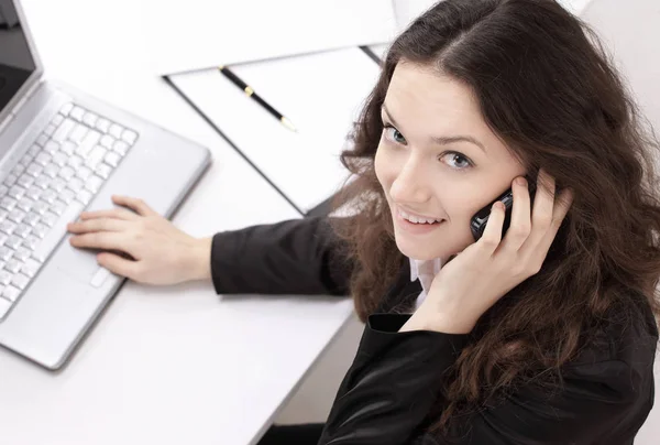 Uitzicht vanaf de top.business vrouw zit op haar Bureau en kijk een — Stockfoto