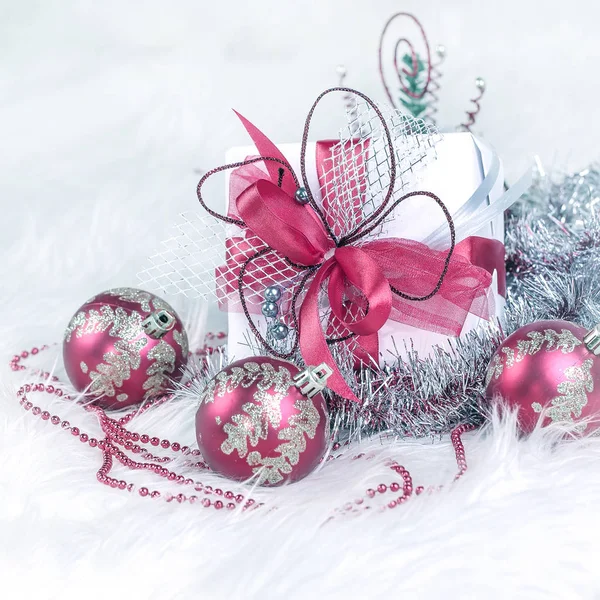 春节圣诞礼物和圣诞装饰品的盒子 — 图库照片