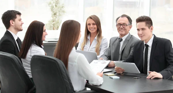 Equipe de negócios realiza uma oficina no escritório — Fotografia de Stock