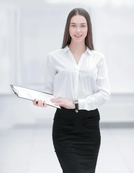 Donna d'affari esecutiva con appunti sullo sfondo di un ufficio luminoso — Foto Stock