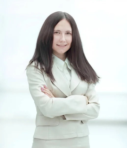 Portrait de jeune femme d'affaires sur fond de fenêtre de bureau — Photo