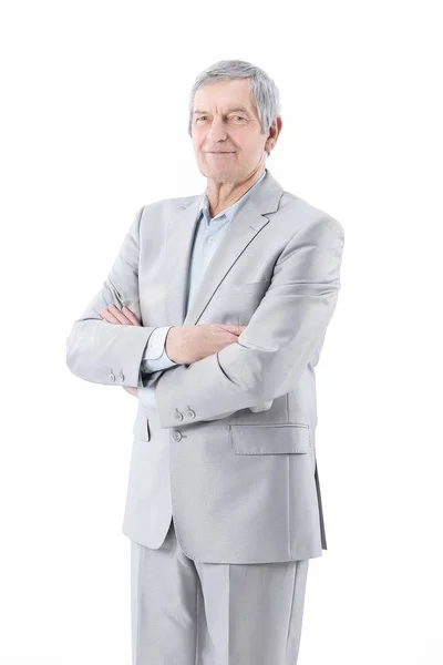 Senior affärsman står med armarna korsade på vit bakgrund — Stockfoto