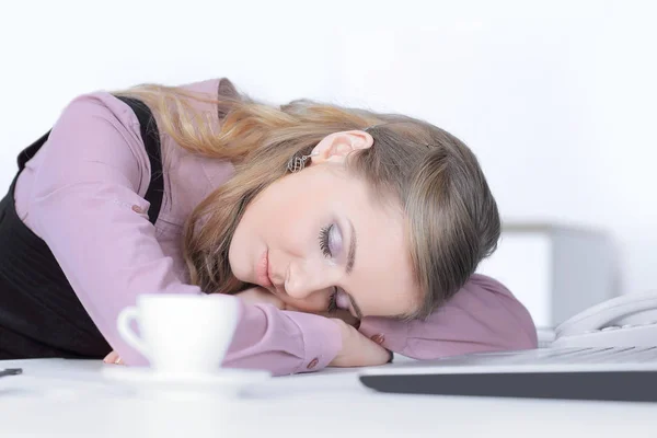 Moe jonge zakenvrouw slapen op de laptop. — Stockfoto