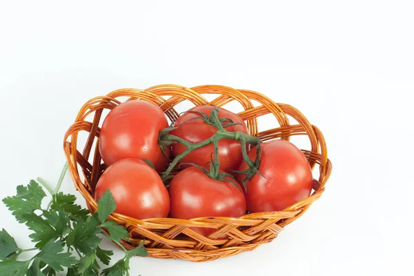 白の籐 basket.isolated で完熟トマトの枝 — ストック写真
