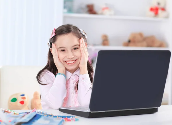 Menina sentada na frente do laptop aberto em seu quarto — Fotografia de Stock