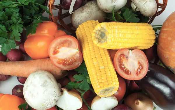 Close-up. een heleboel verschillende verse vegetables.isolated op een wit — Stockfoto