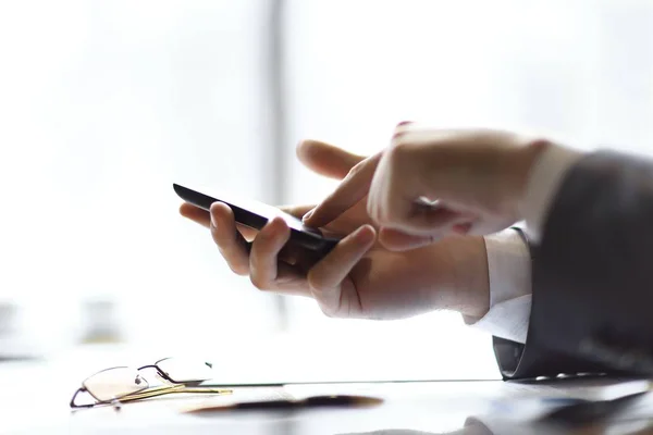 Sluit up.businessman te drukken op het scherm van de smartphone — Stockfoto